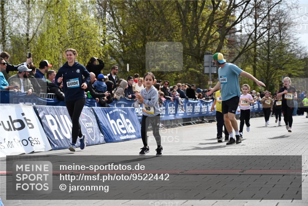 12.04.2026 - 45. Internationalen Wilhelmsburger Insellauf J. Mangold http://msf.ph/oto/9522442 12.04.2026 14:22:46 Ziel 1609, 780, 743, 778, 779 meine-sportfotos.de