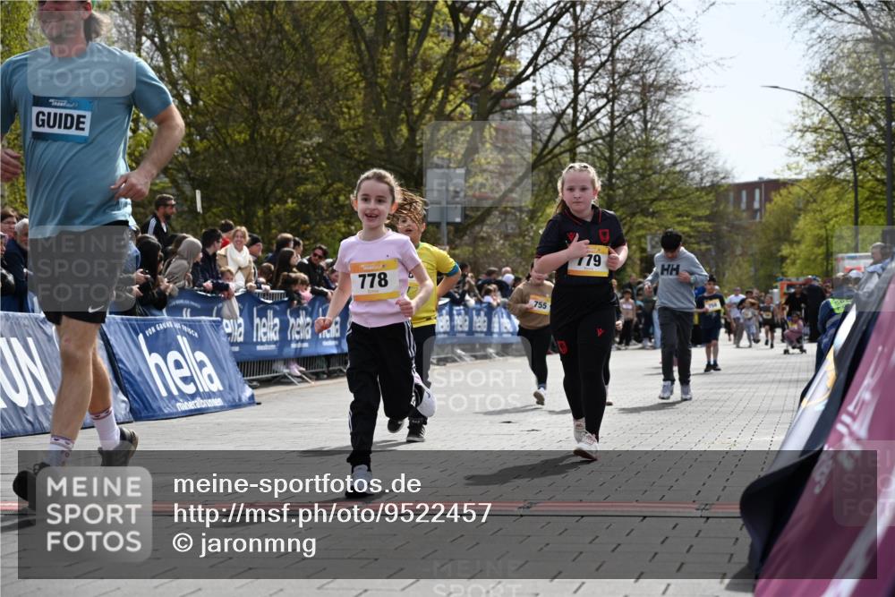 12.04.2026 - 45. Internationalen Wilhelmsburger Insellauf J. Mangold http://msf.ph/oto/9522457 12.04.2026 14:22:49 Ziel 780, 743, 778, 779, 68, 757, 755 meine-sportfotos.de