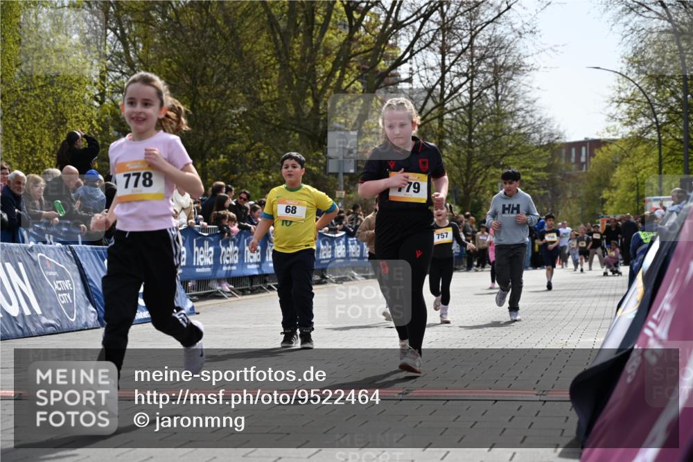 12.04.2026 - 45. Internationalen Wilhelmsburger Insellauf J. Mangold http://msf.ph/oto/9522464 12.04.2026 14:22:49 Ziel 780, 743, 778, 779, 68, 757, 755 meine-sportfotos.de
