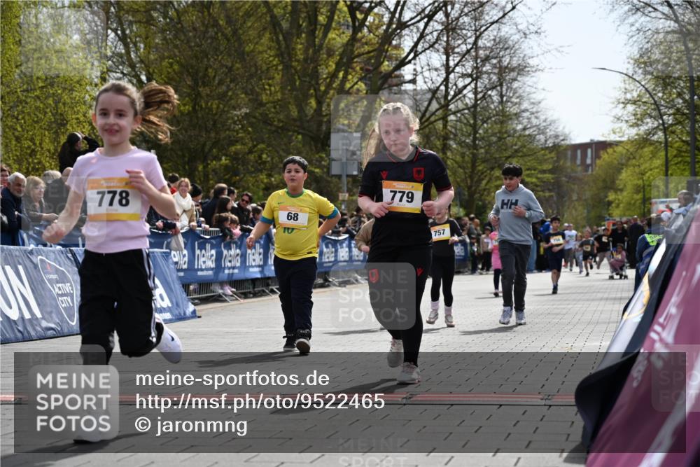 12.04.2026 - 45. Internationalen Wilhelmsburger Insellauf J. Mangold http://msf.ph/oto/9522465 12.04.2026 14:22:49 Ziel 780, 743, 778, 779, 68, 757, 755 meine-sportfotos.de