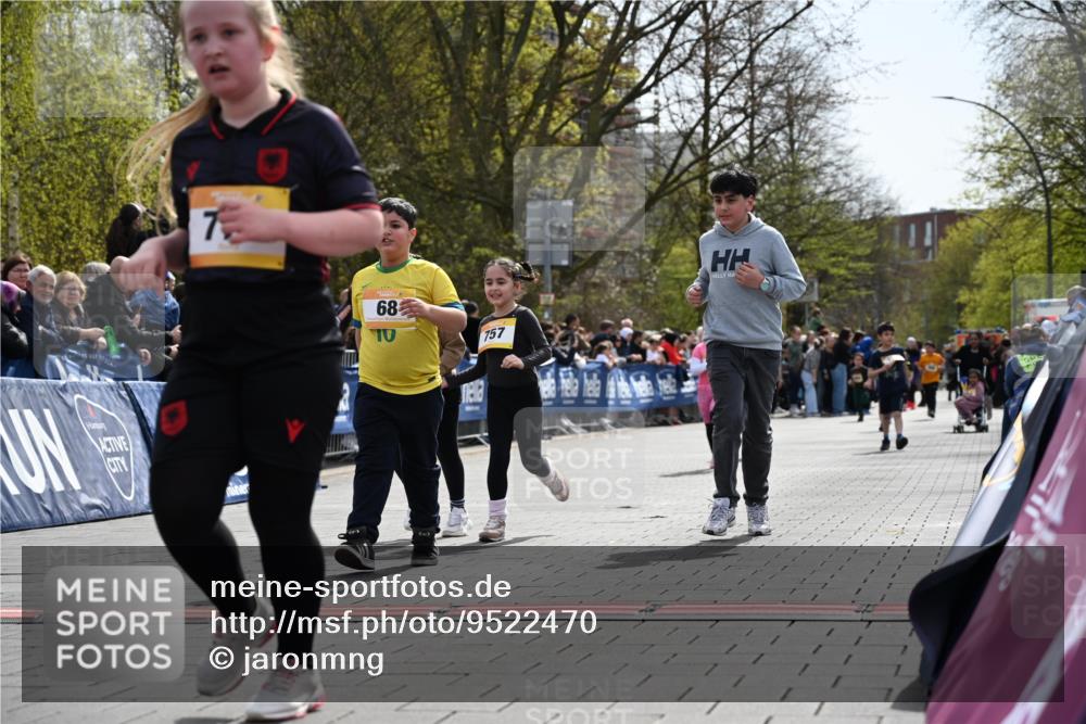 12.04.2026 - 45. Internationalen Wilhelmsburger Insellauf J. Mangold http://msf.ph/oto/9522470 12.04.2026 14:22:51 Ziel 780, 743, 778, 779, 68, 757, 755, 765, 569 meine-sportfotos.de