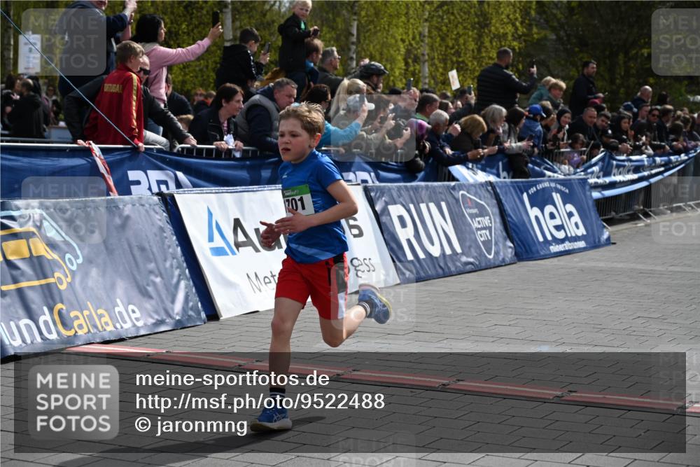 12.04.2026 - 45. Internationalen Wilhelmsburger Insellauf J. Mangold http://msf.ph/oto/9522488 12.04.2026 14:33:20 Ziel 1701 meine-sportfotos.de