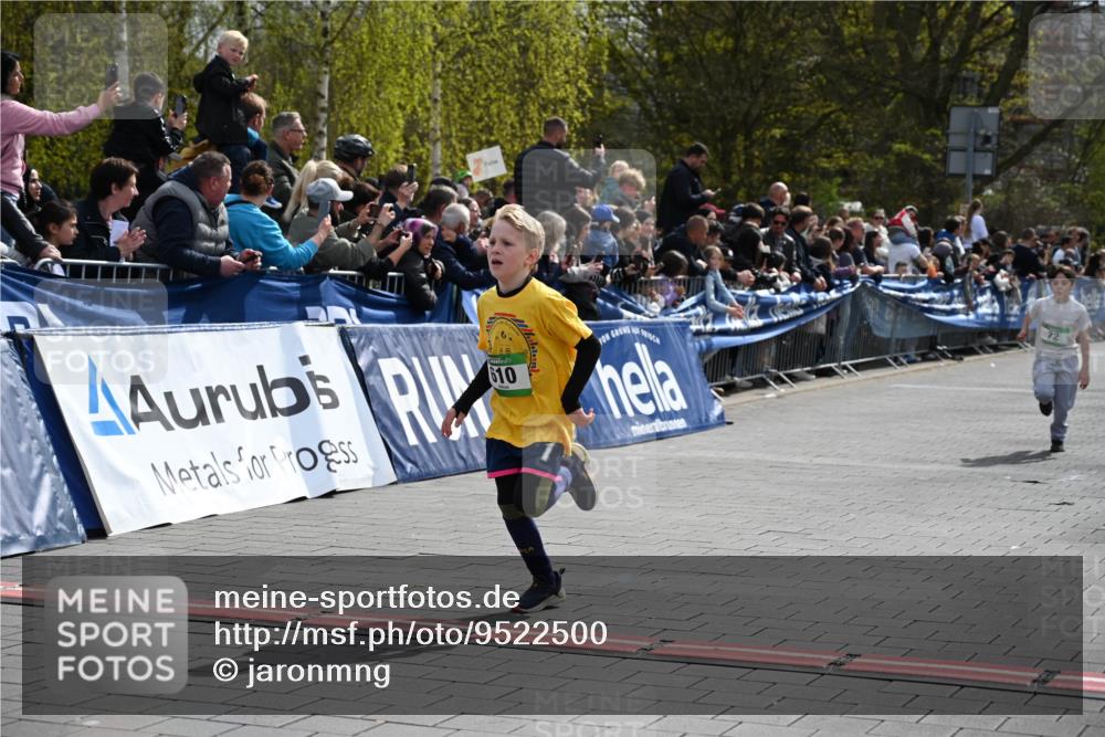 12.04.2026 - 45. Internationalen Wilhelmsburger Insellauf J. Mangold http://msf.ph/oto/9522500 12.04.2026 14:33:41 Ziel 610, 72, 671 meine-sportfotos.de