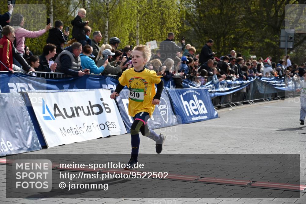 12.04.2026 - 45. Internationalen Wilhelmsburger Insellauf J. Mangold http://msf.ph/oto/9522502 12.04.2026 14:33:41 Ziel 610, 72, 671 meine-sportfotos.de