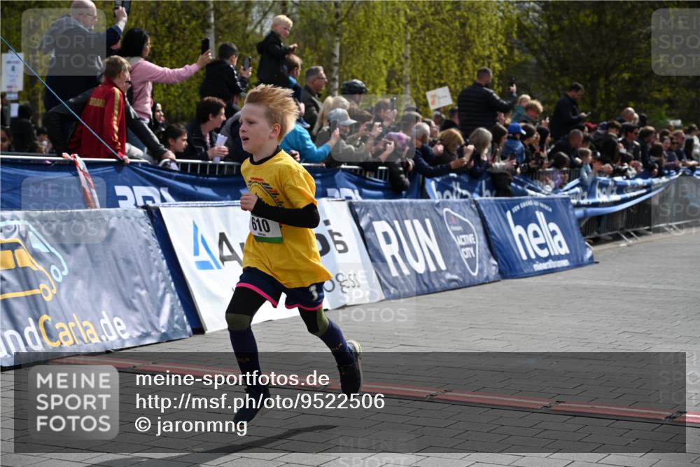 12.04.2026 - 45. Internationalen Wilhelmsburger Insellauf J. Mangold http://msf.ph/oto/9522506 12.04.2026 14:33:42 Ziel 610, 72, 671 meine-sportfotos.de