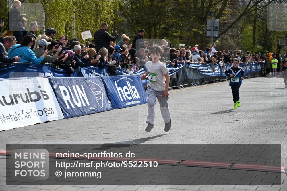 12.04.2026 - 45. Internationalen Wilhelmsburger Insellauf J. Mangold http://msf.ph/oto/9522510 12.04.2026 14:33:43 Ziel 610, 72, 671 meine-sportfotos.de