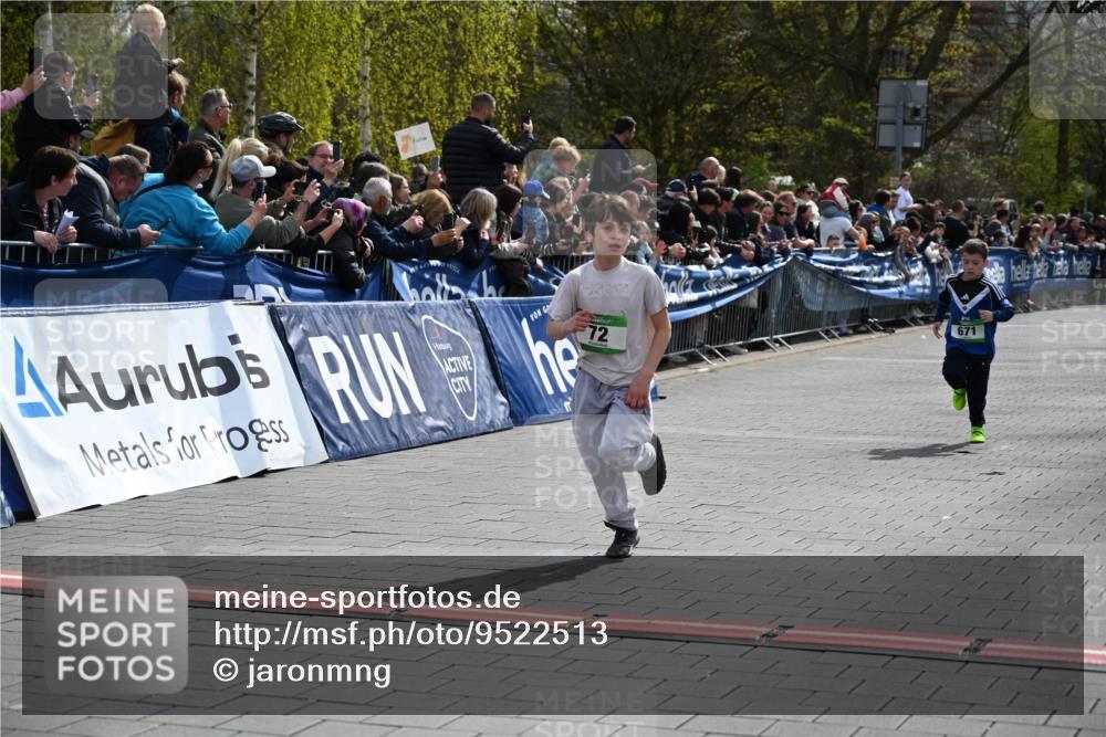 12.04.2026 - 45. Internationalen Wilhelmsburger Insellauf J. Mangold http://msf.ph/oto/9522513 12.04.2026 14:33:43 Ziel 610, 72, 671 meine-sportfotos.de