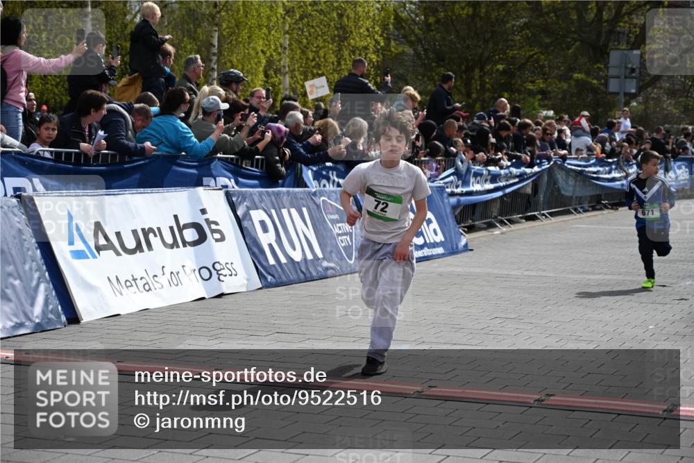 12.04.2026 - 45. Internationalen Wilhelmsburger Insellauf J. Mangold http://msf.ph/oto/9522516 12.04.2026 14:33:44 Ziel 610, 72, 671, 457 meine-sportfotos.de