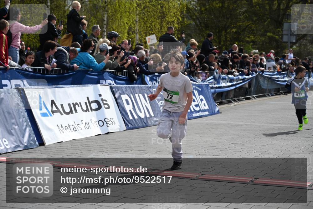 12.04.2026 - 45. Internationalen Wilhelmsburger Insellauf J. Mangold http://msf.ph/oto/9522517 12.04.2026 14:33:44 Ziel 610, 72, 671, 457 meine-sportfotos.de