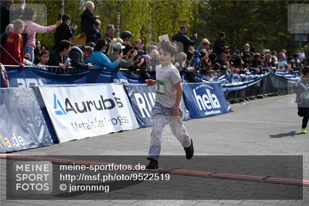 12.04.2026 - 45. Internationalen Wilhelmsburger Insellauf J. Mangold http://msf.ph/oto/9522519 12.04.2026 14:33:44 Ziel 610, 72, 671, 457 meine-sportfotos.de