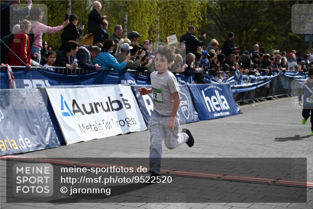 12.04.2026 - 45. Internationalen Wilhelmsburger Insellauf J. Mangold http://msf.ph/oto/9522520 12.04.2026 14:33:44 Ziel 610, 72, 671, 457 meine-sportfotos.de