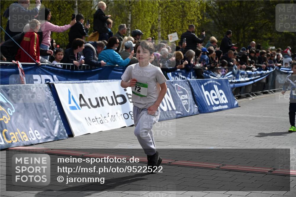 12.04.2026 - 45. Internationalen Wilhelmsburger Insellauf J. Mangold http://msf.ph/oto/9522522 12.04.2026 14:33:44 Ziel 610, 72, 671, 457 meine-sportfotos.de