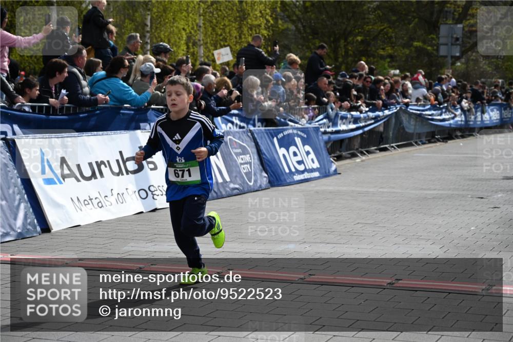 12.04.2026 - 45. Internationalen Wilhelmsburger Insellauf J. Mangold http://msf.ph/oto/9522523 12.04.2026 14:33:46 Ziel 72, 671, 457, 1714 meine-sportfotos.de