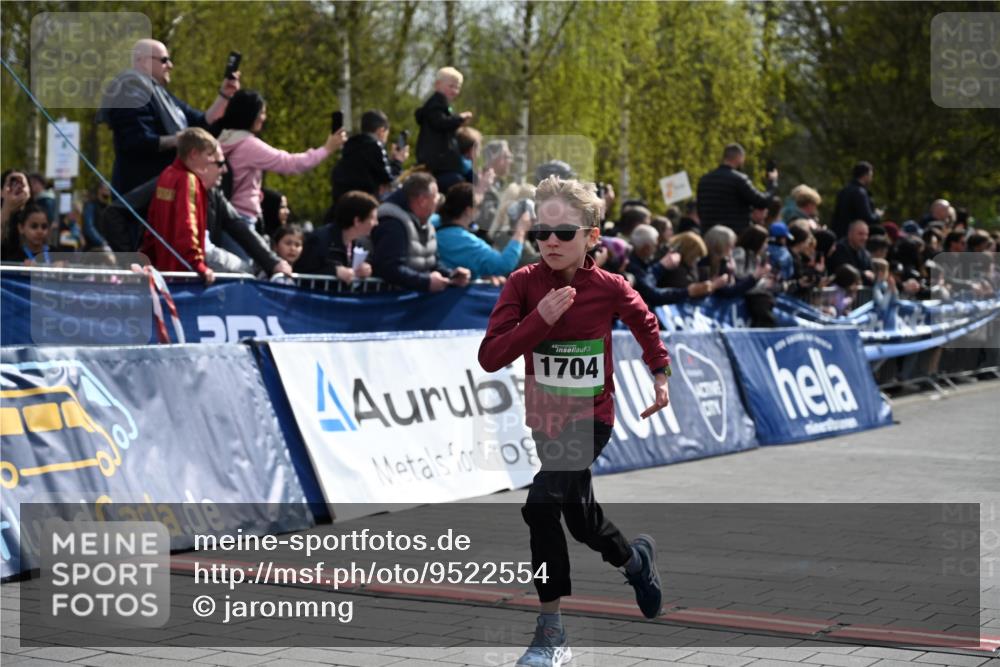 12.04.2026 - 45. Internationalen Wilhelmsburger Insellauf J. Mangold http://msf.ph/oto/9522554 12.04.2026 14:33:59 Ziel 1704, 669, 290, 120 meine-sportfotos.de