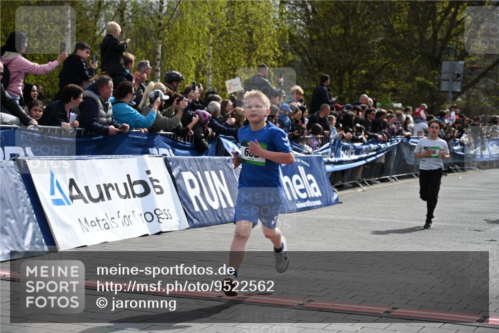 12.04.2026 - 45. Internationalen Wilhelmsburger Insellauf J. Mangold http://msf.ph/oto/9522562 12.04.2026 14:34:00 Ziel 1704, 669, 290, 120 meine-sportfotos.de