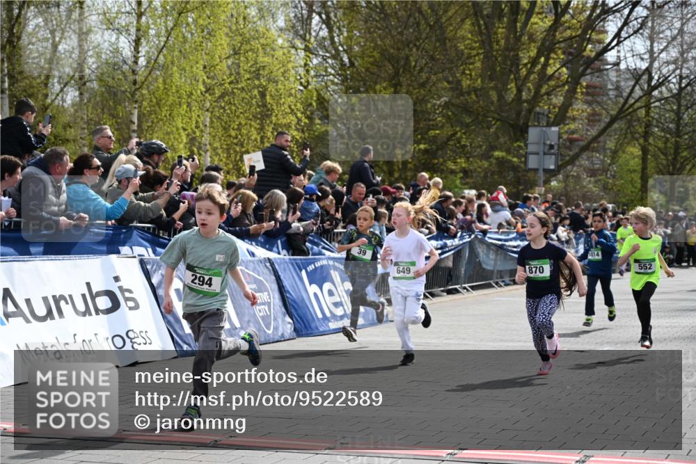 12.04.2026 - 45. Internationalen Wilhelmsburger Insellauf J. Mangold http://msf.ph/oto/9522589 12.04.2026 14:34:16 Ziel 676, 294, 870, 39, 649, 552, 1014 meine-sportfotos.de