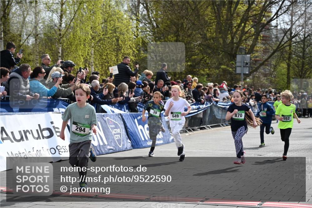 12.04.2026 - 45. Internationalen Wilhelmsburger Insellauf J. Mangold http://msf.ph/oto/9522590 12.04.2026 14:34:16 Ziel 676, 294, 870, 39, 649, 552, 1014 meine-sportfotos.de