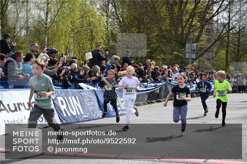 12.04.2026 - 45. Internationalen Wilhelmsburger Insellauf J. Mangold http://msf.ph/oto/9522592 12.04.2026 14:34:16 Ziel 676, 294, 870, 39, 649, 552, 1014 meine-sportfotos.de