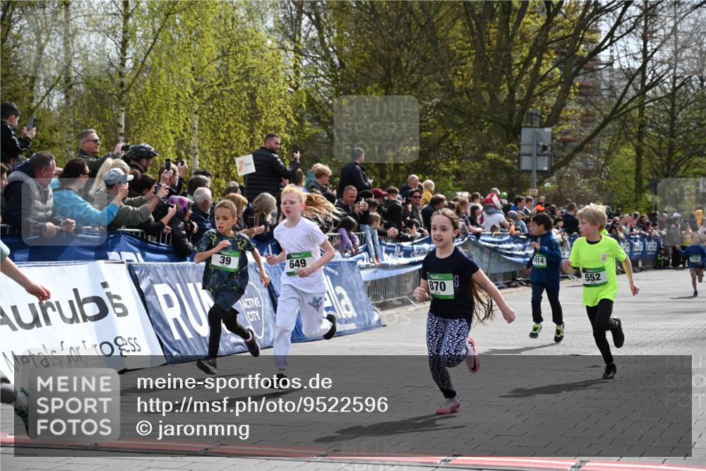 12.04.2026 - 45. Internationalen Wilhelmsburger Insellauf J. Mangold http://msf.ph/oto/9522596 12.04.2026 14:34:17 Ziel 676, 294, 870, 39, 649, 552, 1014 meine-sportfotos.de