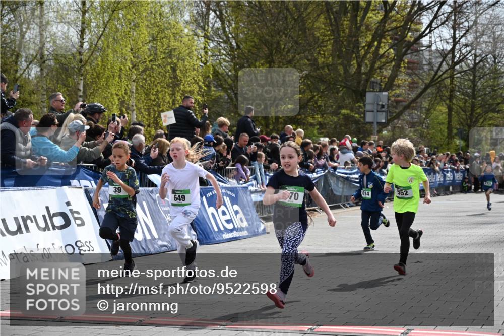 12.04.2026 - 45. Internationalen Wilhelmsburger Insellauf J. Mangold http://msf.ph/oto/9522598 12.04.2026 14:34:17 Ziel 676, 294, 870, 39, 649, 552, 1014 meine-sportfotos.de