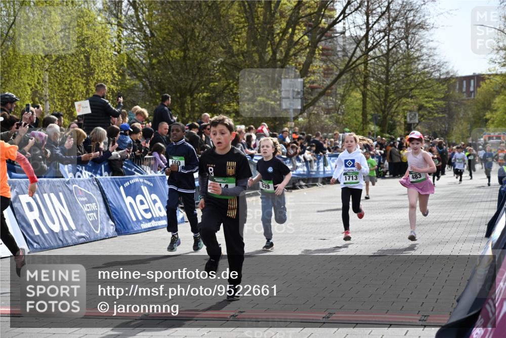 12.04.2026 - 45. Internationalen Wilhelmsburger Insellauf J. Mangold http://msf.ph/oto/9522661 12.04.2026 14:34:27 Ziel 32, 33, 104, 314, 1718, 160, 483, 839, 1713, 1723, 1730 meine-sportfotos.de