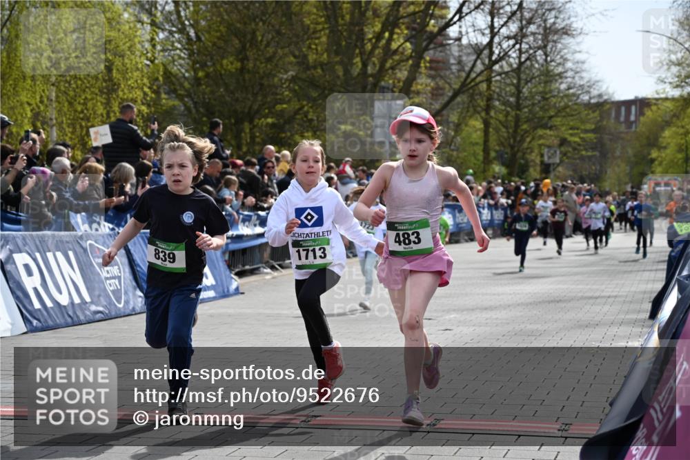 12.04.2026 - 45. Internationalen Wilhelmsburger Insellauf J. Mangold http://msf.ph/oto/9522676 12.04.2026 14:34:28 Ziel 32, 33, 104, 314, 1718, 160, 483, 839, 1713, 1723, 1730 meine-sportfotos.de