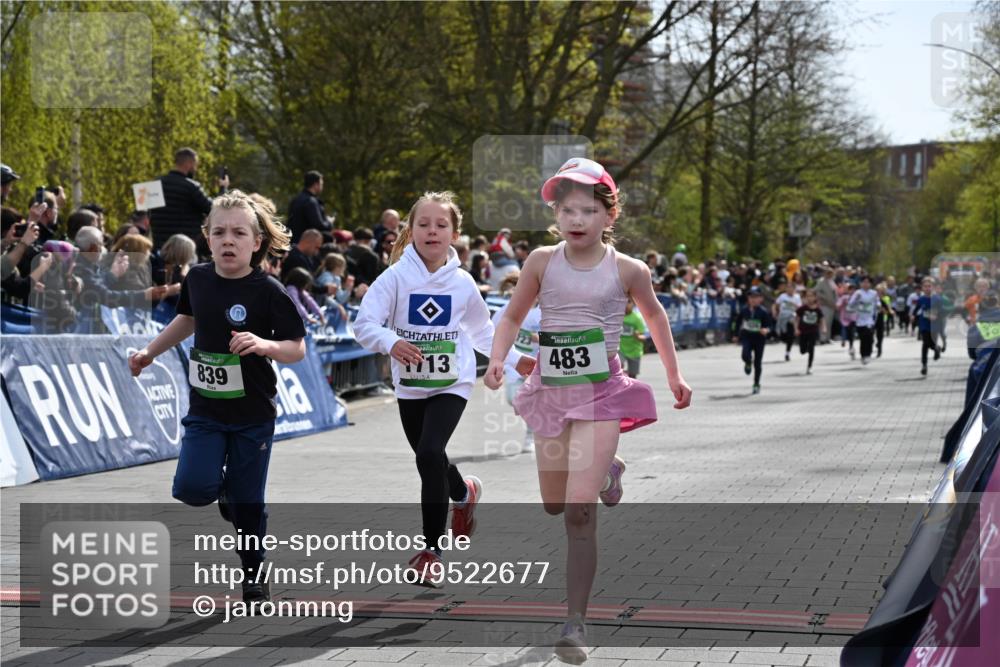 12.04.2026 - 45. Internationalen Wilhelmsburger Insellauf J. Mangold http://msf.ph/oto/9522677 12.04.2026 14:34:28 Ziel 32, 33, 104, 314, 1718, 160, 483, 839, 1713, 1723, 1730 meine-sportfotos.de