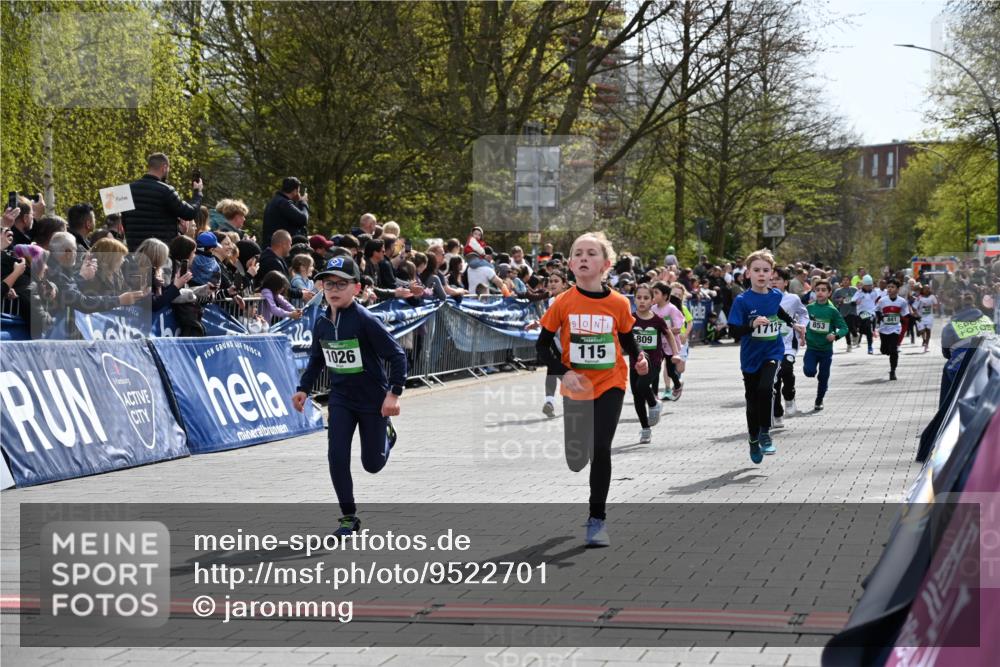 12.04.2026 - 45. Internationalen Wilhelmsburger Insellauf J. Mangold http://msf.ph/oto/9522701 12.04.2026 14:34:33 Ziel 1723, 1730, 115, 1026, 1712, 809, 27, 332, 305, 853, 28, 146, 841 meine-sportfotos.de