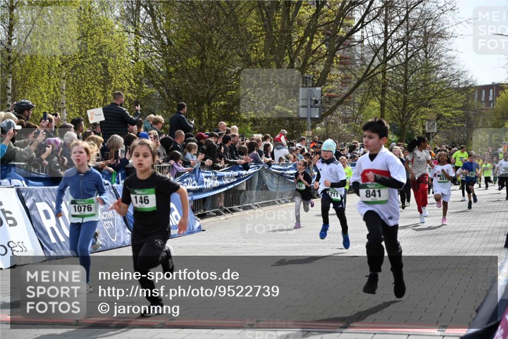 12.04.2026 - 45. Internationalen Wilhelmsburger Insellauf J. Mangold http://msf.ph/oto/9522739 12.04.2026 14:34:37 Ziel 115, 1026, 1712, 809, 27, 332, 305, 853, 28, 146, 841, 1076, 1711, 443, 291, 144, 995, 590 meine-sportfotos.de