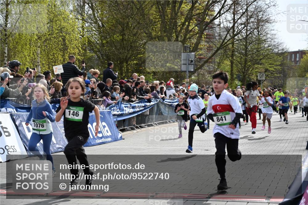 12.04.2026 - 45. Internationalen Wilhelmsburger Insellauf J. Mangold http://msf.ph/oto/9522740 12.04.2026 14:34:37 Ziel 115, 1026, 1712, 809, 27, 332, 305, 853, 28, 146, 841, 1076, 1711, 443, 291, 144, 995, 590 meine-sportfotos.de