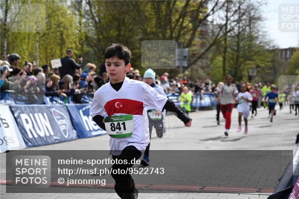 12.04.2026 - 45. Internationalen Wilhelmsburger Insellauf J. Mangold http://msf.ph/oto/9522743 12.04.2026 14:34:38 Ziel 1712, 809, 27, 332, 305, 853, 28, 146, 841, 1076, 1711, 443, 291, 144, 995, 590, 436 meine-sportfotos.de