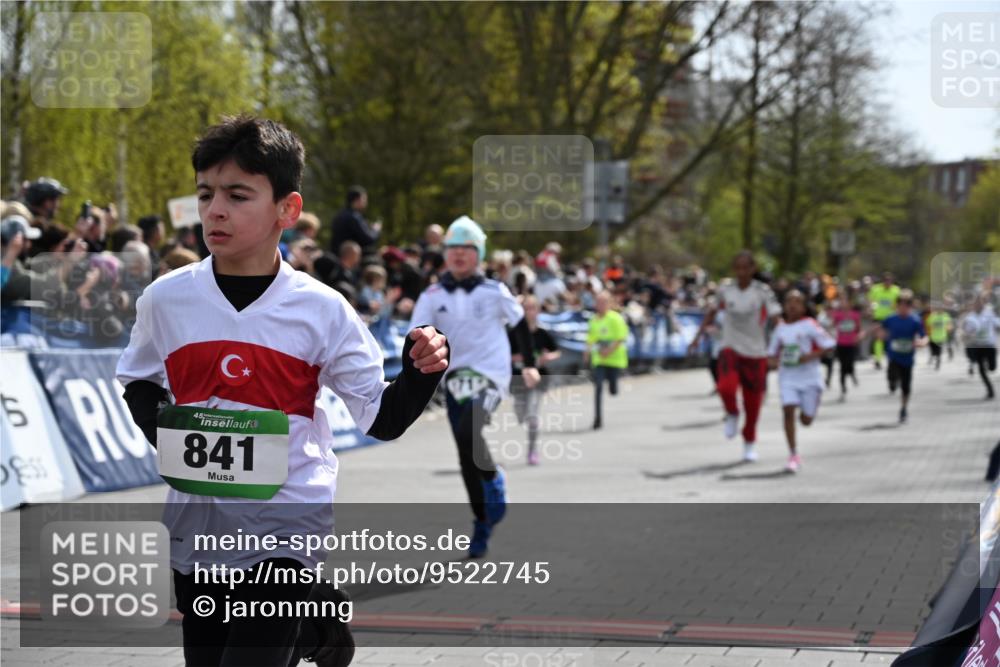 12.04.2026 - 45. Internationalen Wilhelmsburger Insellauf J. Mangold http://msf.ph/oto/9522745 12.04.2026 14:34:38 Ziel 1712, 809, 27, 332, 305, 853, 28, 146, 841, 1076, 1711, 443, 291, 144, 995, 590, 436 meine-sportfotos.de