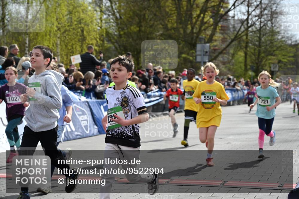 12.04.2026 - 45. Internationalen Wilhelmsburger Insellauf J. Mangold http://msf.ph/oto/9522904 12.04.2026 14:35:03 Ziel 287, 326, 464, 1706, 346, 1726, 556, 840, 864, 288, 1725, 550, 527, 1721, 616, 816, 677 meine-sportfotos.de