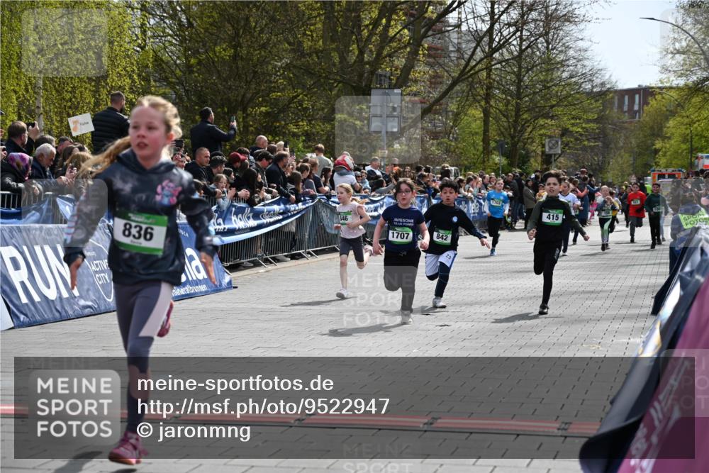 12.04.2026 - 45. Internationalen Wilhelmsburger Insellauf J. Mangold http://msf.ph/oto/9522947 12.04.2026 14:35:13 Ziel 163, 166, 836, 869, 415, 1707, 846, 842 meine-sportfotos.de