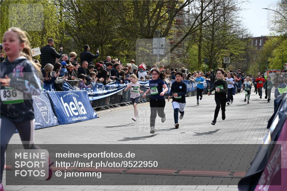 12.04.2026 - 45. Internationalen Wilhelmsburger Insellauf J. Mangold http://msf.ph/oto/9522950 12.04.2026 14:35:13 Ziel 163, 166, 836, 869, 415, 1707, 846, 842 meine-sportfotos.de