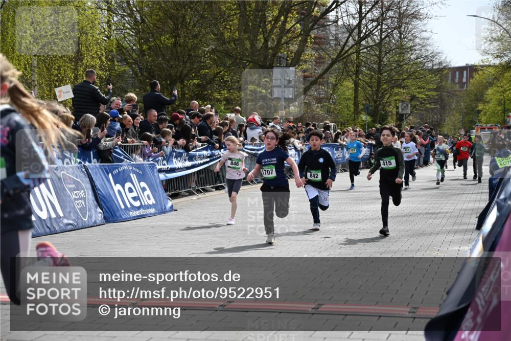 12.04.2026 - 45. Internationalen Wilhelmsburger Insellauf J. Mangold http://msf.ph/oto/9522951 12.04.2026 14:35:13 Ziel 163, 166, 836, 869, 415, 1707, 846, 842 meine-sportfotos.de