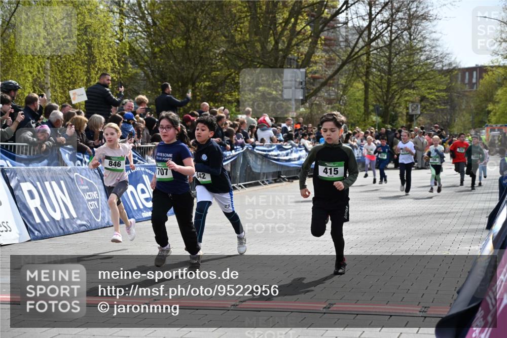 12.04.2026 - 45. Internationalen Wilhelmsburger Insellauf J. Mangold http://msf.ph/oto/9522956 12.04.2026 14:35:14 Ziel 166, 836, 869, 415, 1707, 846, 842, 1703, 156, 659 meine-sportfotos.de