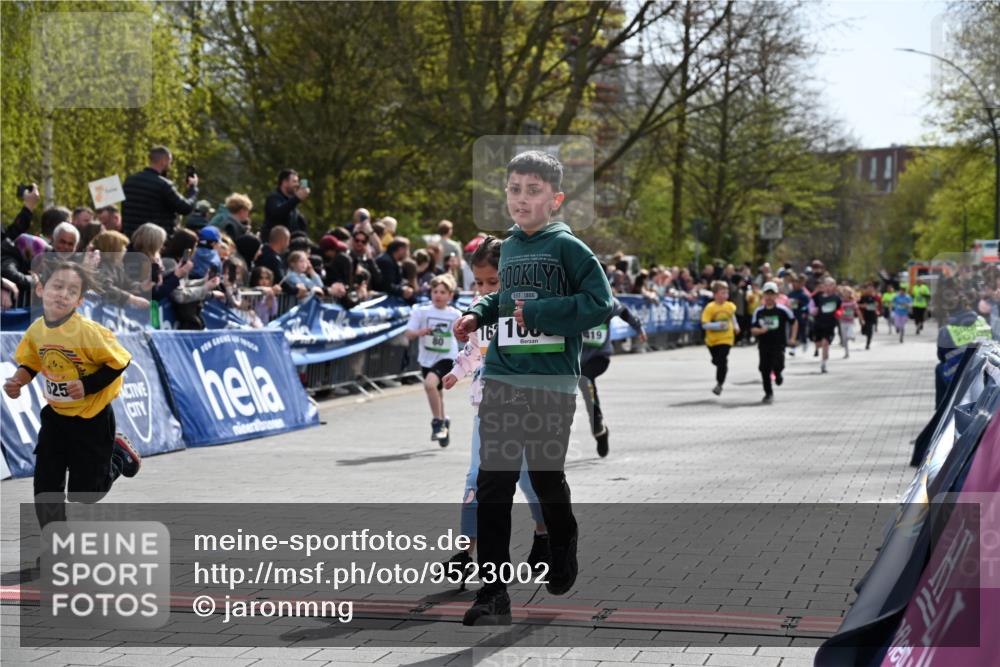 12.04.2026 - 45. Internationalen Wilhelmsburger Insellauf J. Mangold http://msf.ph/oto/9523002 12.04.2026 14:35:20 Ziel 1703, 156, 659, 873, 142, 522, 1009, 419, 80, 366, 574 meine-sportfotos.de