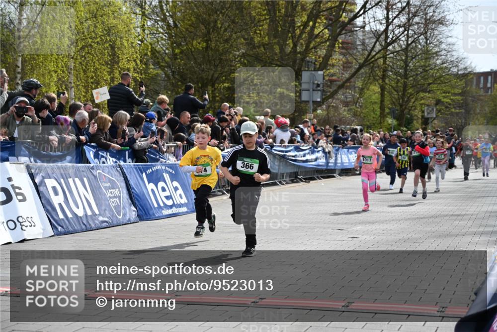 12.04.2026 - 45. Internationalen Wilhelmsburger Insellauf J. Mangold http://msf.ph/oto/9523013 12.04.2026 14:35:24 Ziel 1009, 419, 80, 366, 574, 1017, 1717 meine-sportfotos.de