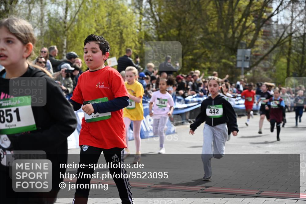 12.04.2026 - 45. Internationalen Wilhelmsburger Insellauf J. Mangold http://msf.ph/oto/9523095 12.04.2026 14:35:39 Ziel 514, 594, 680, 851, 515, 432, 513, 442, 603, 364, 425, 813, 674, 1724, 118, 322, 525 meine-sportfotos.de