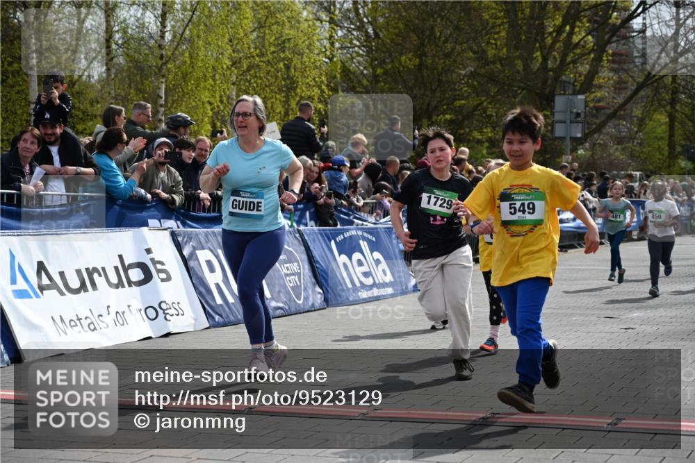 12.04.2026 - 45. Internationalen Wilhelmsburger Insellauf J. Mangold http://msf.ph/oto/9523129 12.04.2026 14:35:46 Ziel 674, 1724, 118, 322, 525, 77, 549, 1729, 606, 13, 850, 481 meine-sportfotos.de