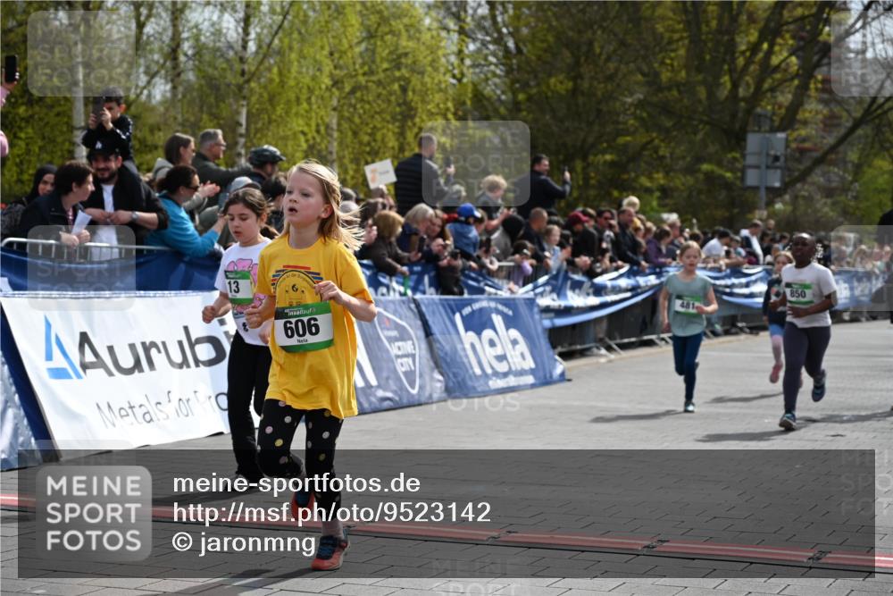 12.04.2026 - 45. Internationalen Wilhelmsburger Insellauf J. Mangold http://msf.ph/oto/9523142 12.04.2026 14:35:48 Ziel 77, 549, 1729, 606, 13, 850, 481, 81 meine-sportfotos.de