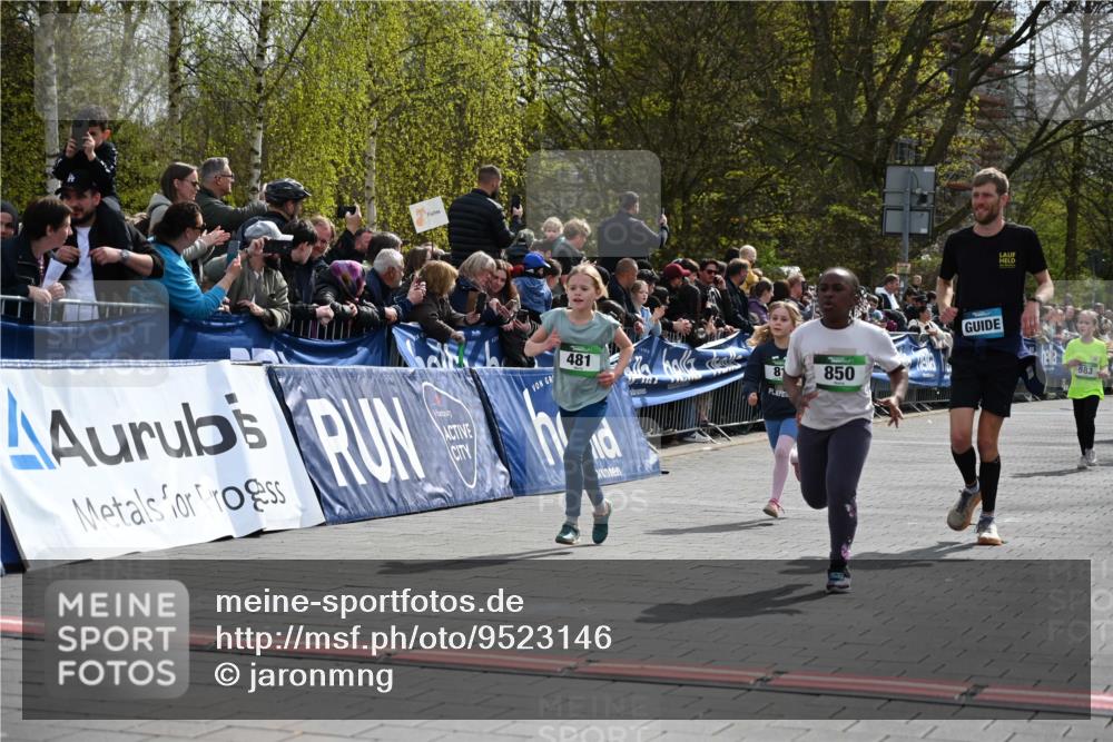 12.04.2026 - 45. Internationalen Wilhelmsburger Insellauf J. Mangold http://msf.ph/oto/9523146 12.04.2026 14:35:49 Ziel 77, 549, 1729, 606, 13, 850, 481, 81 meine-sportfotos.de