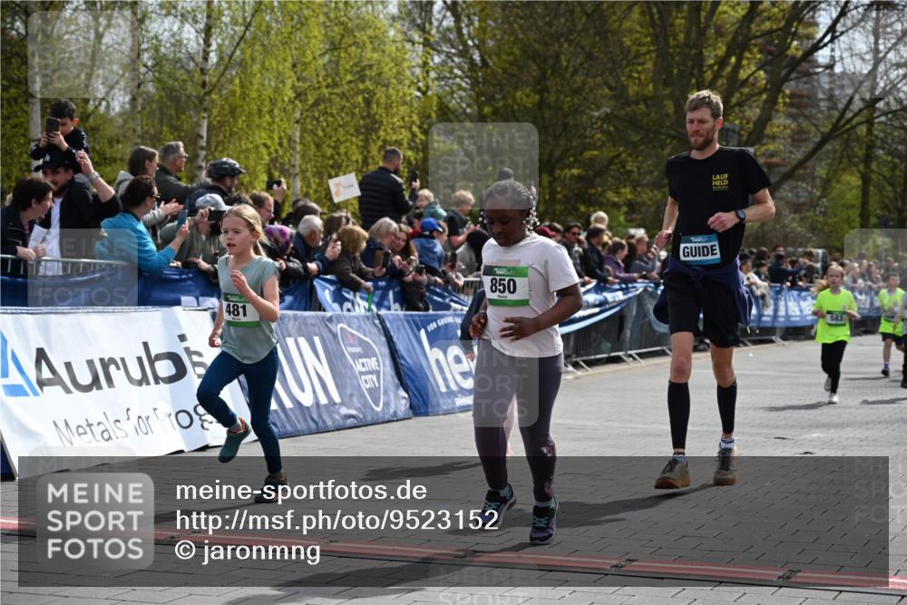 12.04.2026 - 45. Internationalen Wilhelmsburger Insellauf J. Mangold http://msf.ph/oto/9523152 12.04.2026 14:35:50 Ziel 77, 549, 1729, 606, 13, 850, 481, 81, 1069 meine-sportfotos.de