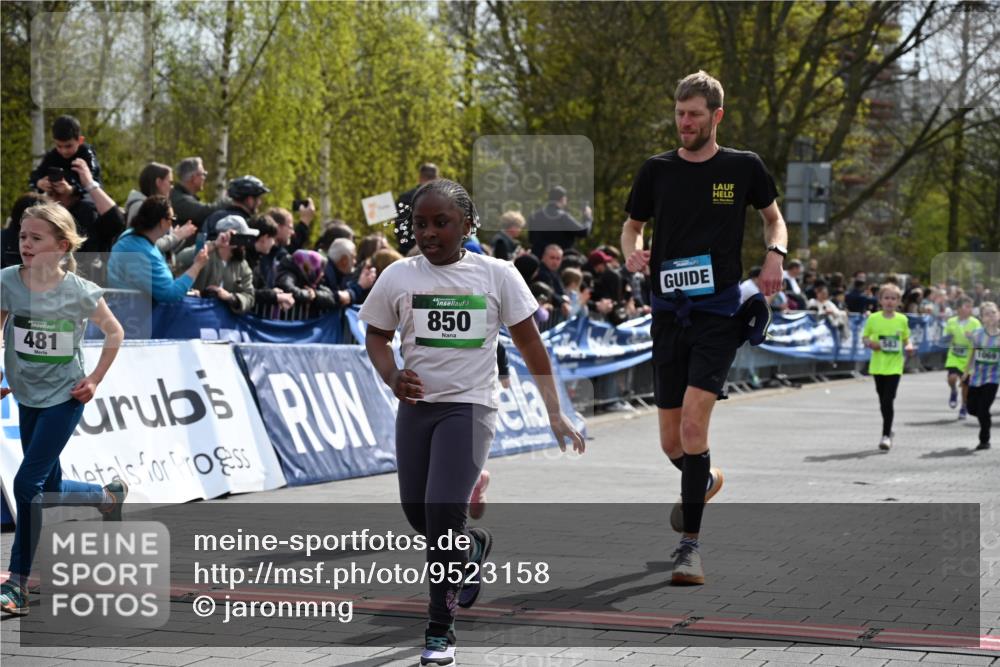 12.04.2026 - 45. Internationalen Wilhelmsburger Insellauf J. Mangold http://msf.ph/oto/9523158 12.04.2026 14:35:50 Ziel 77, 549, 1729, 606, 13, 850, 481, 81, 1069 meine-sportfotos.de