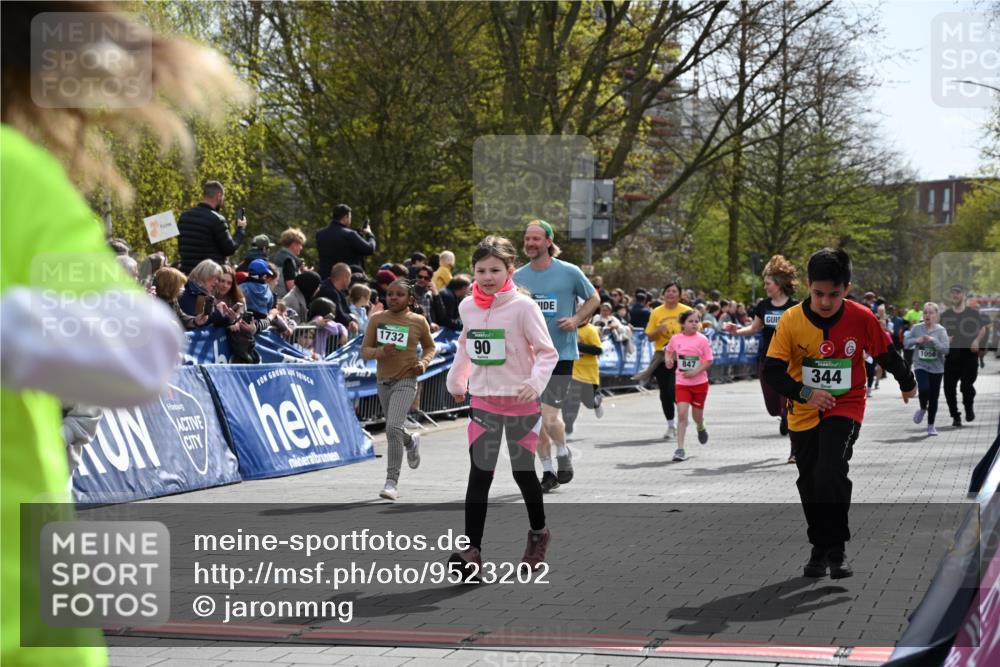 12.04.2026 - 45. Internationalen Wilhelmsburger Insellauf J. Mangold http://msf.ph/oto/9523202 12.04.2026 14:35:59 Ziel 583, 628, 557, 585, 79, 76, 344, 90, 1732, 847, 641 meine-sportfotos.de