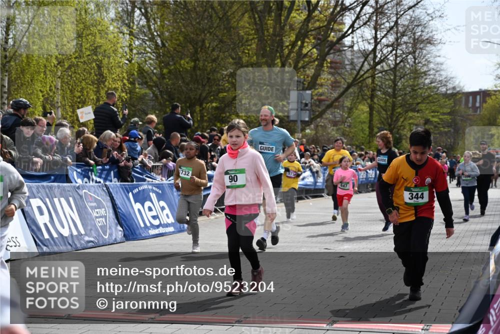 12.04.2026 - 45. Internationalen Wilhelmsburger Insellauf J. Mangold http://msf.ph/oto/9523204 12.04.2026 14:35:59 Ziel 583, 628, 557, 585, 79, 76, 344, 90, 1732, 847, 641 meine-sportfotos.de