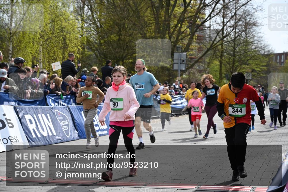 12.04.2026 - 45. Internationalen Wilhelmsburger Insellauf J. Mangold http://msf.ph/oto/9523210 12.04.2026 14:35:59 Ziel 583, 628, 557, 585, 79, 76, 344, 90, 1732, 847, 641 meine-sportfotos.de