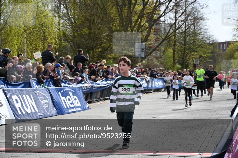 12.04.2026 - 45. Internationalen Wilhelmsburger Insellauf J. Mangold http://msf.ph/oto/9523255 12.04.2026 14:36:09 Ziel 93, 148, 1710, 863, 820 meine-sportfotos.de
