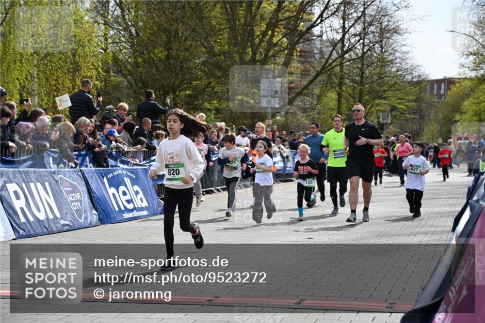 12.04.2026 - 45. Internationalen Wilhelmsburger Insellauf J. Mangold http://msf.ph/oto/9523272 12.04.2026 14:36:12 Ziel 1710, 863, 820, 328, 1025, 360, 325, 125, 827 meine-sportfotos.de